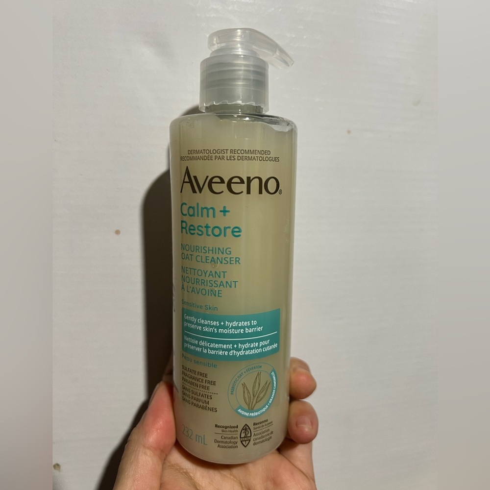 Aveeno Calm Restore Sensitive Skin Nourishing Oat Cleanser 7.8oz  232 ml